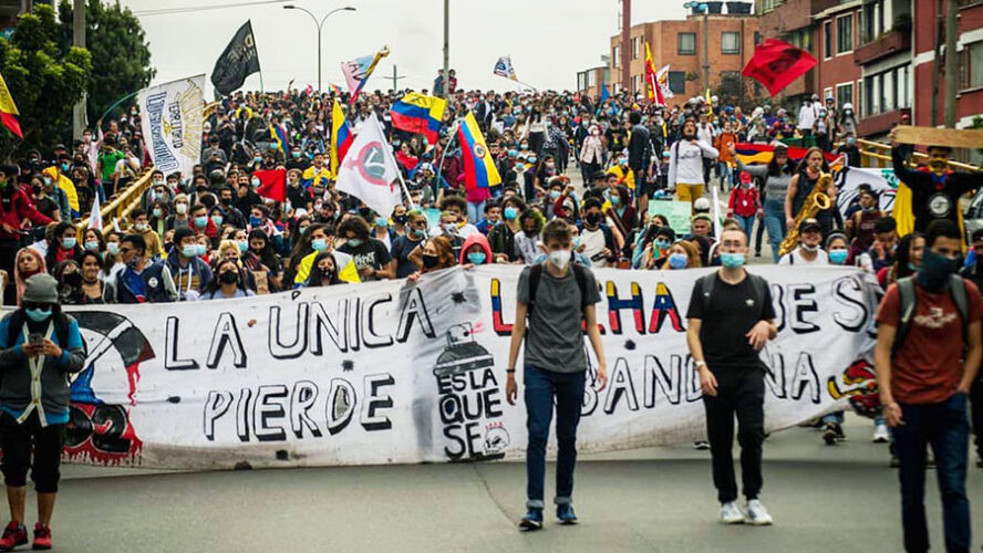 POR LAS VÍAS BLOQUEADAS CAMINAN LOS SUEÑOS