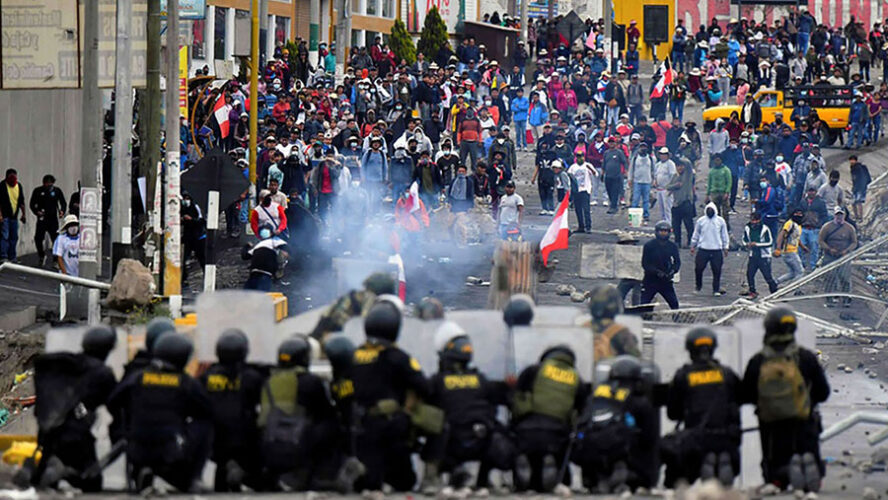 EN PERÚ SE ALZA EL PUEBLO