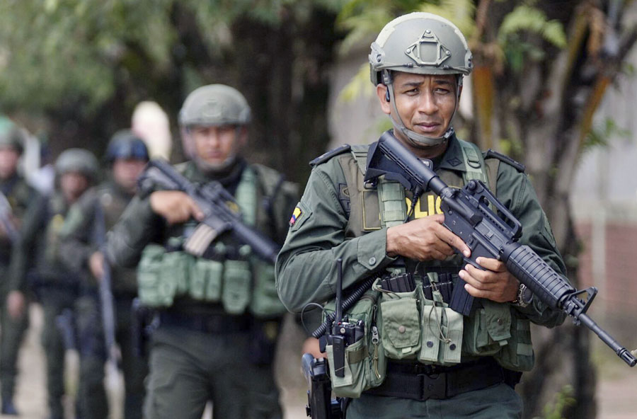 LAS TROPAS DE PEDRO SÁNCHEZ HABLAN POR ALTAVOCES