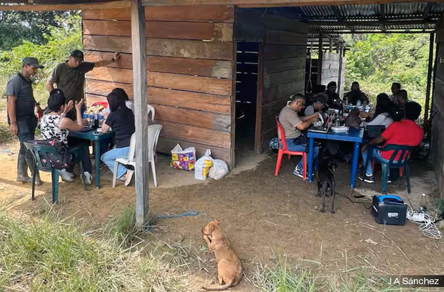 MESAS DE PAZ QUE BLANQUEAN EL SAQUEO